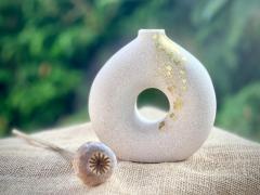 Petit vase déco design avec trou central – Idéal pour fleurs séchées, ambiance slow et zen / Ronde vaas met opening – Perfect voor droogbloemen, lokaal en stijlvol / Round decorative vase for dried flowers – Minimalist and natural look