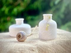 Déco artisanale minimaliste : trio de petits vases texturés parfaits pour fleurs séchées – idée cadeau poétique et tendance / Minimalistische handgemaakte vaasjes – ideaal voor droogbloemen en decoratief cadeau / Minimal handcrafted vases – poetic & trendy gift for dried flowers lovers