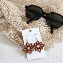 Boucles d’oreilles losange ajourées couleur rouille – Bijou fait main en dentelle ultra léger, parfait pour sublimer vos looks d’été / Handgemaakte roestkleurige oorbellen in kant – Licht en uniek accessoire voor de zomer / Handmade rust-colored lace earrings – Ultra-light earrings for summer outfits