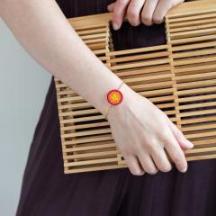 Bracelet rouge brique porté sur poignet – touche vive pour look minimaliste / Baksteenrood armbandje – stijlvol detail op je pols / Brick red bracelet worn on wrist – pop of color with elegance