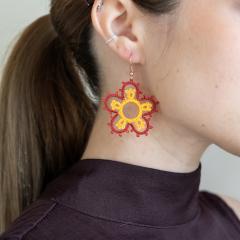 Boucles fleur en dentelle – pièce artisanale colorée pour look fun et estival / Kanten bloem oorbellen – kleurrijk en zomers / Handmade lace flower earrings – playful, bold and perfect for summer