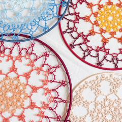 Décorations murales en dentelle – pièces artisanales uniques, à collectionner / Kanten muurdecoratie – kleurrijk en lokaal gemaakt / Colorful lace wall mandalas – collect handmade Belgian art