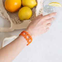 Bracelet en dentelle orange – bijou artisanal coloré pour un été stylé / Oranje kanten armband – handgemaakt en fris / Handmade orange lace bracelet – bold, fun and perfect for summer