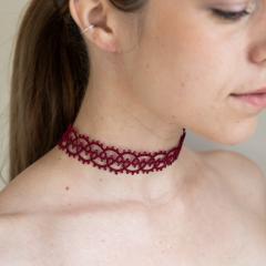 Collier choker en dentelle bordeaux – bijou glamour et artisanal, must-have / Bordeaux kanten choker – glamoureus en handgemaakt / Burgundy lace choker – handmade must-have for bold elegance