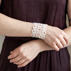 Bracelet manchette dentelle blanche – bijou chic et lumineux, fait main en Belgique / Witte kanten manchetarmband – elegant en handgemaakt / White lace cuff bracelet – elegant, Belgian-made must-have