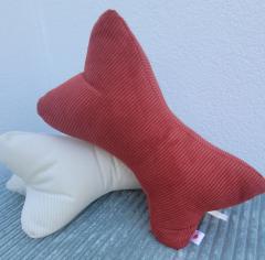 Coussin rouge de lecture – tissu doux et maintien optimal / Rode leeskussen – zachte stof en optimale steun / Red reading cushion – soft fabric and optimal support