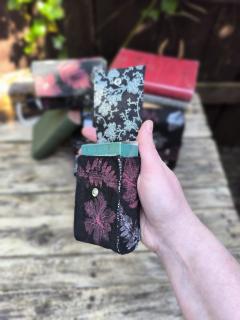 Photo de l'article Pochette Tarot noir – Étui artisanal en tissu recyclé imprimé de végétaux magiques, pour protéger vos cartes et grimoires avec style