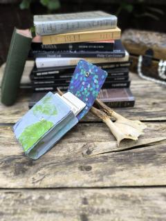 Photo de l'article Pochette Tarot bleu – Housse artisanale en tissu recyclé imprimé végétal, idéale pour protéger cartes, grimoires et oracles