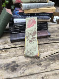 Photo de l'article Pochette Tarot jaune – Étui artisanal en tissu recyclé imprimé de feuillage, pour protéger vos cartes, oracles et grimoires en toute lumière