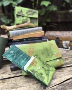 Photo de l'article Pochette Tarot vert clair – Étui fait main en tissu recyclé imprimé végétal, pour protéger vos cartes, grimoires et oracles avec fraîcheur