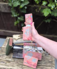 Photo de l'article Pochette Tarot rose – Étui artisanal en tissu recyclé imprimé de végétaux, pour protéger vos oracles, grimoires et cartes avec douceur