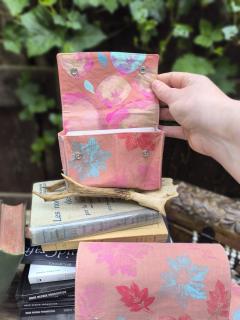 Photo de l'article Pochette Oracle rose – Étui artisanal en tissu recyclé imprimé végétal, idéal pour jeux d’oracle et carnets spirituels