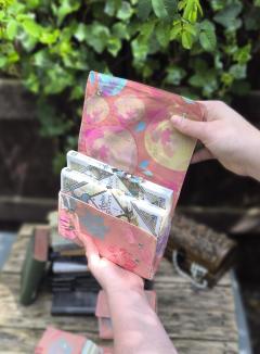 Photo de l'article Pochette Livre/Manga rose – Étui artisanal en tissu recyclé, imprimé végétal, pour protéger vos livres, carnets ou mangas avec style