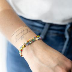 Bracelet coloré fait main – bijou joyeux et accessible, parfait pour offrir ou se faire plaisir à petit prix / Kleurrijke armband – handgemaakt en vol goede vibes, ideaal cadeau voor een kleine prijs / Colorful handmade bracelet – cheerful and affordable gift idea, full of joy and light. Muse