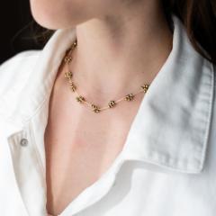 Collier doré fleuri fait main – bijou délicat, féminin et romantique à prix accessible, parfait pour un petit cadeau / Gouden bloemenketting – subtiel en handgemaakt, charmant sieraad om te geven / Handmade golden floral necklace – soft romantic jewellery, perfect budget-friendly gift. Muse