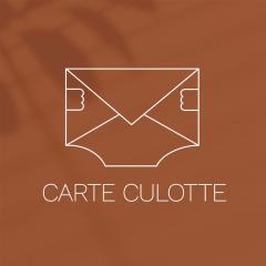 Logo de Carte Culotte, marque belge fondée par Magdalena Giannelis. Créations artisanales personnalisées : veilleuses, prénoms en bois, mobiles et cartes de naissance faits main à Andenne. Logo van Carte Culotte – Belgische handgemaakte geschenken, gepersonaliseerde nachtlampjes en decoratie voor babykamers. Carte Culotte logo – handmade Belgian brand for personalized nightlights, wooden names & baby gifts – shop local, shop smart.
