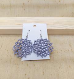 Photo de l'article Gris granit – Boucles d’oreille ronde en dentelle Frivolité