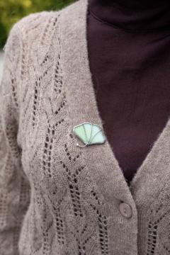 Broche vitrail verte portée, bijou fait main original, touche de couleur subtile / Groene glazen broche op vest, ambachtelijk gemaakt en elegant / Green glass brooch worn on cardigan, unique handmade accessory