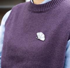Broche vitrail gris marbré, bijou fait main en verre, accessoire sobre et chic / Grijze marmeren glaspin, handgemaakt en tijdloos accessoire / Marbled grey glass brooch, timeless handmade jewelry piece