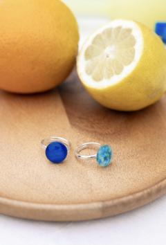 Bague artisanale en vitrail bleu foncé, bijou belge raffiné à offrir ou à s’offrir / Donkerblauwe glazen ring, handgemaakt en origineel cadeau / Dark blue stained glass ring, elegant and meaningful gift made in Belgium