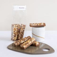 Barre noisette artisanale, 50% noisettes – douceur fondante à offrir ou à s’offrir, parfaite pour un cadeau local et gourmand / Ambachtelijke hazelnootrepen met 50% hazelnoten – onweerstaanbaar lekker en ideaal als lokaal en origineel geschenk / Handmade hazelnut bar with 50% nuts – deliciously intense and perfect as a local and thoughtful gift