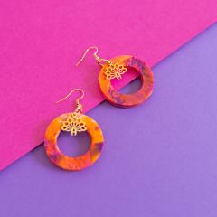 Boucles d’oreilles artisanales en plastique recyclé – couleurs pop, idée cadeau engagée / Oorbellen van gerecycleerd plastic – felle kleuren, lokaal en duurzaam cadeau / Bold eco-friendly earrings – recycled plastic, ideal unique gift
