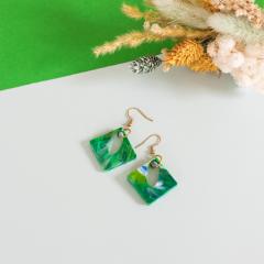 Boucles éco-design vert émeraude – fait main en Belgique, cadeau responsable / Handgemaakte berginspiratie oorbellen – lokaal cadeau met karakter / Emerald green handmade earrings – mountain-inspired eco gift