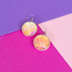 Boucles d’oreilles acidulées – peps recyclé pour un style vibrant / Sprankelende oranje oorbellen – flashy cadeau van gerecycleerd plastic / Zesty orange earrings – bold recycled gift to stand out