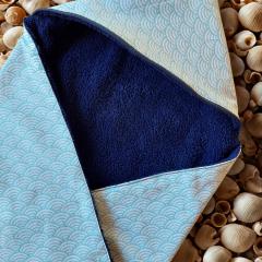 Cape de bain bébé artisanale bleu marine et turquoise – Cadeau naissance doux et unique / Handgemaakte babybadcape in marineblauw en turquoise – Perfect geboortecadeau / Handmade baby bath cape in navy and turquoise – Soft and unique baby gift