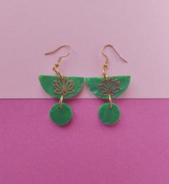 Photo de l'article Boucles d'oreilles - vert nature & lotus doré - plastique recyclé