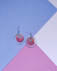 Photo de l'article Boucles d'oreilles - le lotus rouge - plastique recyclé