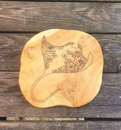 Décoration murale artisanale en bois pyrogravé – motif océan sculpté à la main en teck naturel / Ambachtelijke wanddecoratie in hout met pyrografie – oceaanmotief handgemaakt in natuurlijk teak / Handmade wall decoration in pyrographed wood – ocean design on natural teak