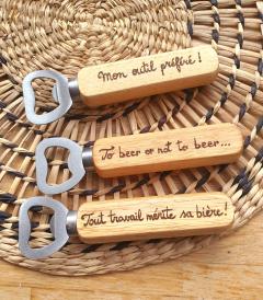 Décapsuleurs en bois gravés à la main – cadeau pratique, fun et local / Handgegraveerde houten openers – handig, leuk en lokaal geschenk / Handmade engraved wooden bottle openers – practical, fun, and local gift