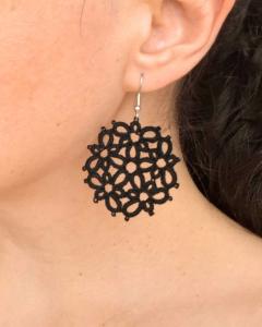 Boucles noires rondes en dentelle – bijou artisanal graphique et élégant, pour un look féminin affirmé / Zwarte ronde kant oorbellen – handgemaakt, stijlvol en opvallend / Handmade black lace earrings – bold and stylish artisan jewellery for women