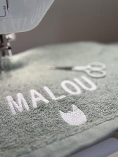 Textile brodé Malou Belgium Broderie avec logo cousu à la main, création artisanale soignée, accessoire textile personnalisé et durable disponible sur wimzzi.com / Geborduurd textiel van Malou Belgium Broderie met handgestikt logo, zorgvuldig artisanale creatie, gepersonaliseerd en duurzaam accessoire via wimzzi.com / Embroidered textile by Malou Belgium Broderie with hand-stitched logo, carefully crafted artisanal piece, personalized and durable accessory on wimzzi.com