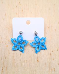 Photo de l'article Puce d’oreille fleur en dentelle – Bleu de Sèvres