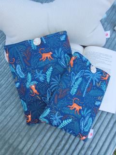 Pochette e-reader motif singes – tissu bleu jungle, format compact / E-readerhoes met apenmotief – blauw jungletextiel, compact formaat / Monkey pattern e-reader pouch – blue jungle fabric, compact size