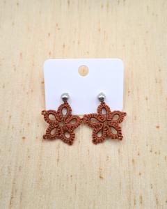 Photo de l'article Puce d’oreille fleur en dentelle – Chocolat