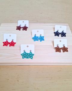 Photo de l'article Puce d’oreille fleur en dentelle – Personnalisée