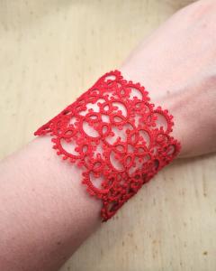 Picture of the product Lace cuff bracelet - Carmine red (M/L)