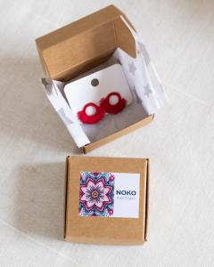 Puces bordeaux en dentelle – bijoux faits main à offrir, chic et originaux / Bourgondische kant oorstekers – cadeau klaar en uniek / Burgundy lace earrings – handcrafted and perfect for gifting