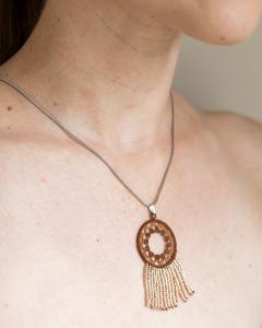 Collier pendentif dentelle et perles – bijou original et élégant à shopper vite / Halsketting met kant en parels – uniek ontwerp, niet te missen / Lace & beads pendant necklace – original handmade gem, limited edition