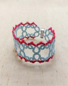 Photo de l'article Rose framboise & bleu brume mer (M) – Bracelet en dentelle motif ajouré