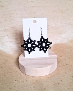 Photo de l'article Noir – Boucles d’oreilles losange en dentelle faite main