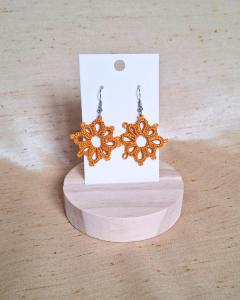 Photo de l'article Vieil or – Boucles d’oreilles losange en dentelle faite main