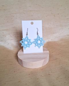 Photo de l'article Brume de mer bleue – Boucles d’oreilles losange en dentelle faite main
