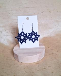 Photo de l'article Bleu indigo – Boucles d’oreilles losange en dentelle faite main