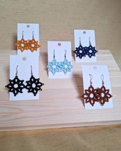 Photo de l'article Personnalisée – Boucles d’oreilles losange en dentelle faite main