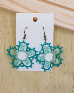 Photo de l'article Vert pâle & vert acidulé – Boucles d’oreilles fleur en dentelle faite main