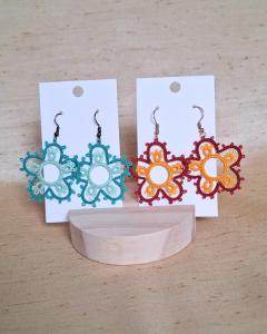 Photo de l'article Personnalisée – Boucles d’oreilles fleur en dentelle faite main